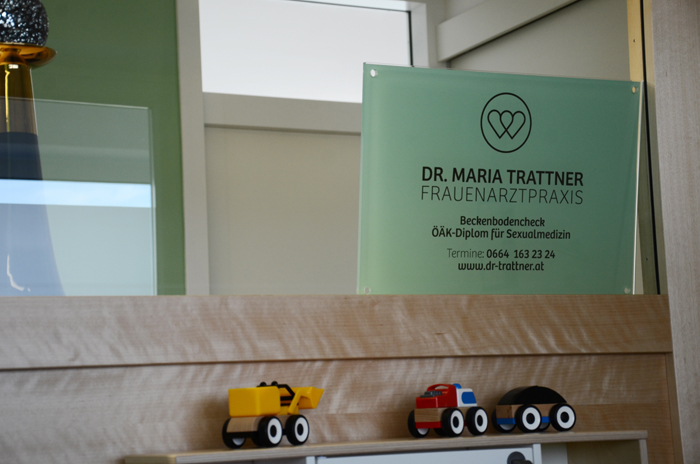 Schild Frauenarztpraxis Dr. Trattner Salzburg
