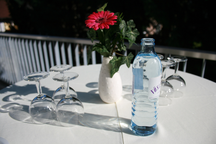 Tisch mit Wasserflasche